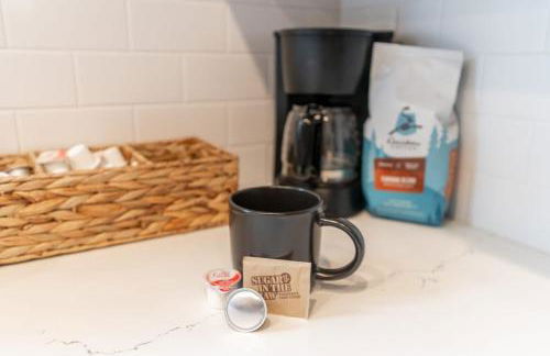 Walkable Apt Next to Restaurants, Bars, and Shops! - Foto 14