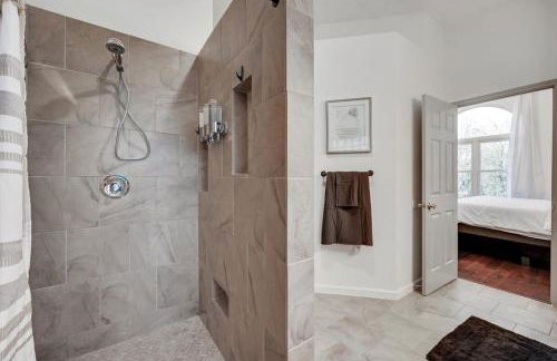 Glamorous 4BR 2,5BA Holiday Home with Pool, Game Room & Fire Pit - Foto 13