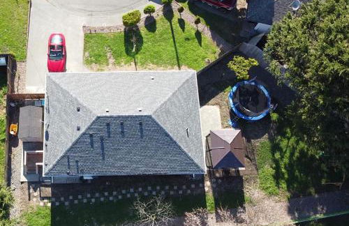 Private Home - Playground, Jumping Mat, BBQ, Darts, Firepit, Gazebo, 4 Smart TVs, White Cotton Bedding, - The Redwood Cul-De Sac Beach Retreat - Foto 2