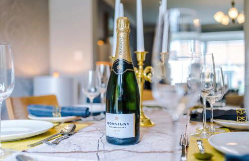 Beach Retreat with Hot Tub Sleeps 8 - Foto 9