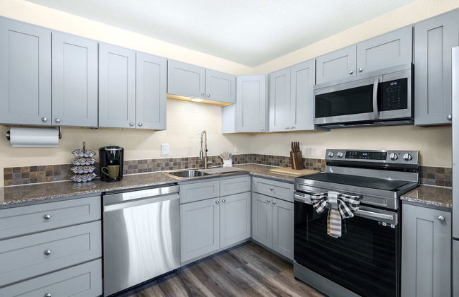 White Oak Landing Spacious 6 BDR w/ Boat Slip! - Photo 13