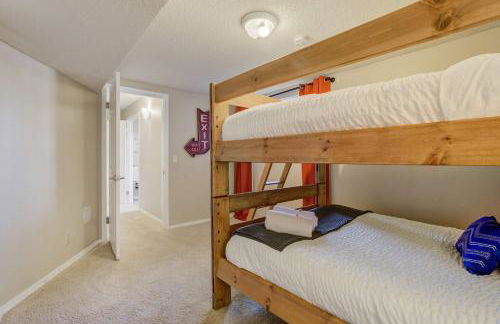 Deep Blue Spacious Escape w Hot Tub & Playground - Foto 48