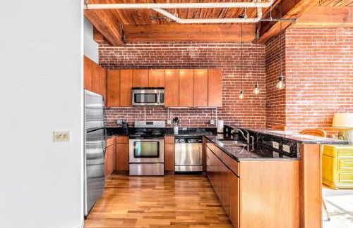 Celebrate the Season in a Trendy STL Loft 4D - Foto 13