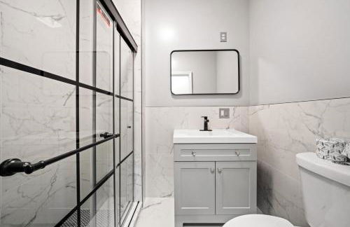 Spacious Luxe Stay Sleeps 16 20 Min to NYC - Foto 49