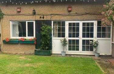 1 mile from Harry Potter Tour Self Contained Flat One bedroom plus new sofa bed in lounge - Foto 1