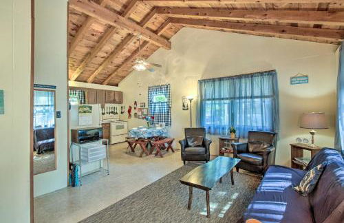 The Den Raymond Home with 200 Feet of Sandy Beach! - Foto 2