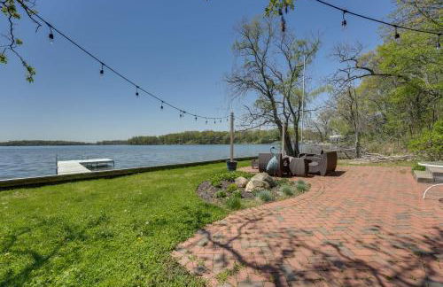 Spacious Delton Home with Fire Pit and Lake Views - Foto 42