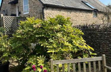 Norburton Hall Cottages - Photo 6