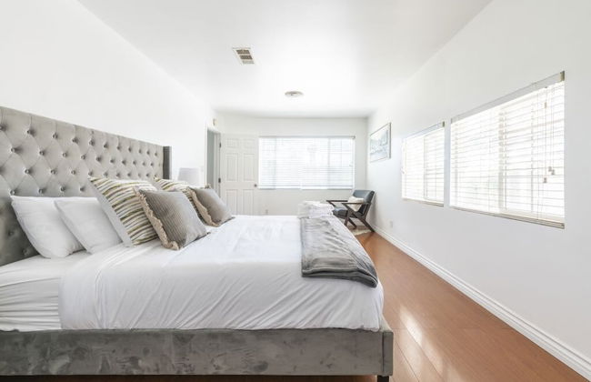 Charming Spacious Home - Modern Comforts, Prime Location - Photo 2