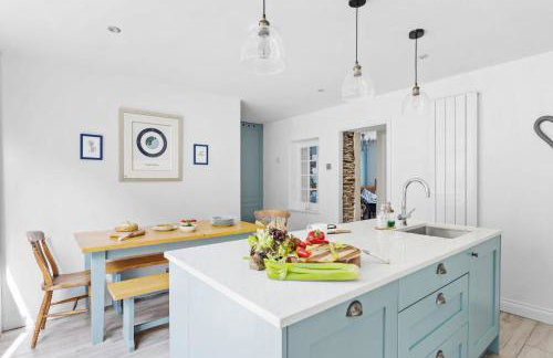 Bumble Cottage, Torcross - Heart of Torcross - Log burner - Ley views - Foto 16