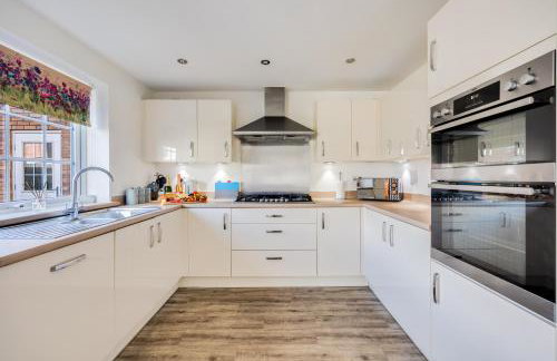 Stunning Detached House with Driveway Parking, Office Room, Self-Check-In, Fast WiFi and Smart TV with Sky and Netflix by Yoko Property - Photo 29