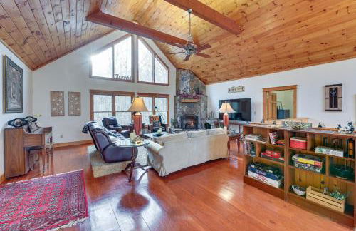 Cabin with Hot Tub and WiFi 4 Mi to Snowshoe Resort - Foto 8