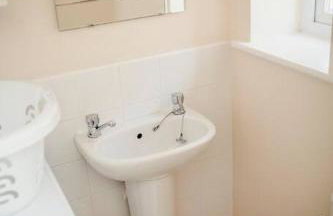 Sleeps 5 - 3 Bedrooms - walk to the square hosted Happy Valley cast - Foto 16