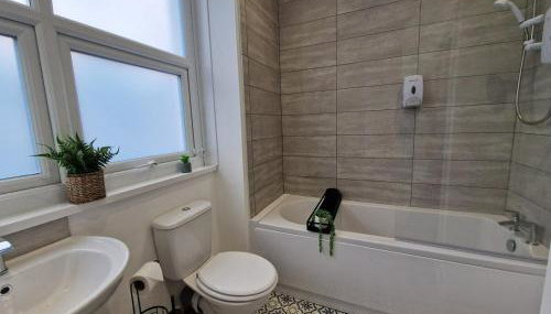 5 Bedroom semi detached home with off road parking - Foto 5