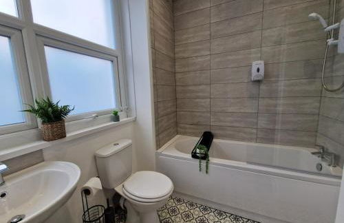 5 Bedroom semi detached home with off road parking - Photo 5