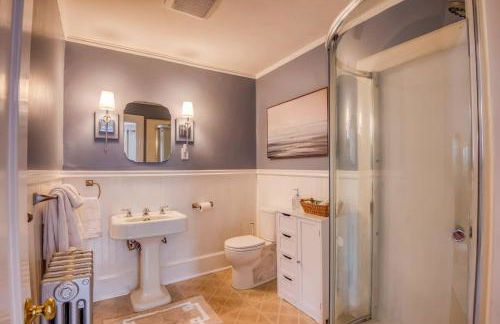 Spacious 6BR close to Portsmouth beaches and UNH - Photo 23