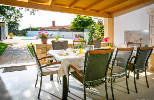 Adorable Holiday Home With Pool and Terrace - Foto 27