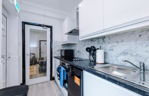 Spacious 5 bedroom house near Leeds City Centre sleeps 12 suits contractors with free parking - Foto 20