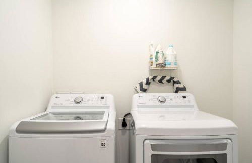 Waterside Retreat: Modern 2BR, Mins to Beach & Apt - Photo 24