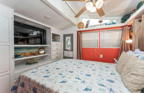 Charming 1BR Waterfront Retreat with Private Patio - Foto 14