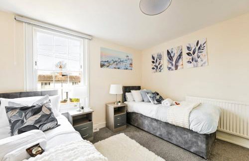 Central Canterbury Gem New Refreshed Decor Sunny Deck Outdoor Furniture FREE Parking 2BR 2BA TOP Location - Foto 44