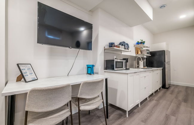 Spacious Newly Renovated 1 Bedroom Suite - Photo 10