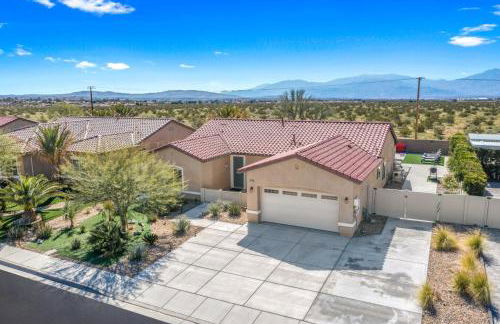 Views, Gameroom, Saltwater Pool & Hot tub, Firepit by MariamsBnb - Foto 1