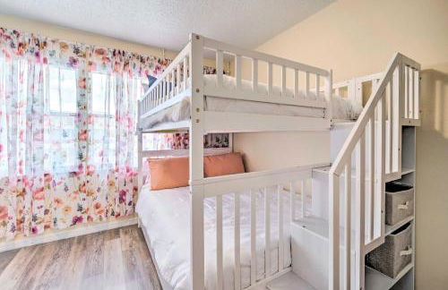 Old Florida Setting with Kayaks and Fishing Poles - Foto 17