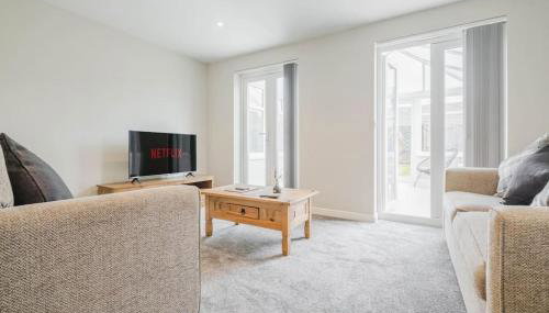 Charming House with Free Parking - Photo 4