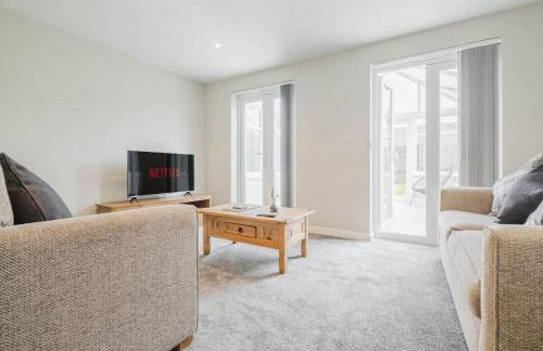 Charming House with Free Parking - Photo 4