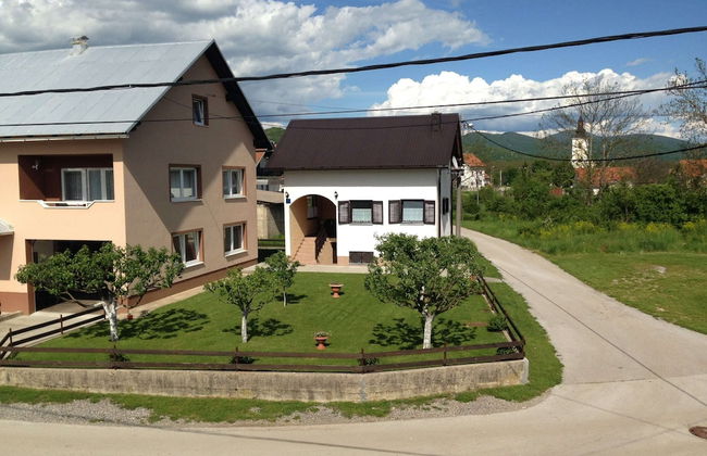 Quiet Country Side Cottage with Private Garden & WiFi near Nature Park Velebit - Foto 1