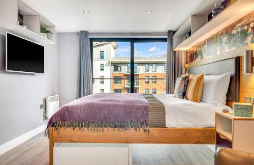 Practical Studio For 2 In Leeds, Free Breakfast - Photo 2