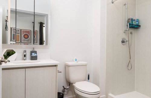 Sunny Modern Loft Montrose Beach Rooftop WFH Gym - Photo 13