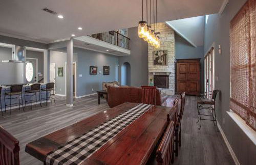 Lakefront 6BR Retreat w Dock & Game Room - Foto 48