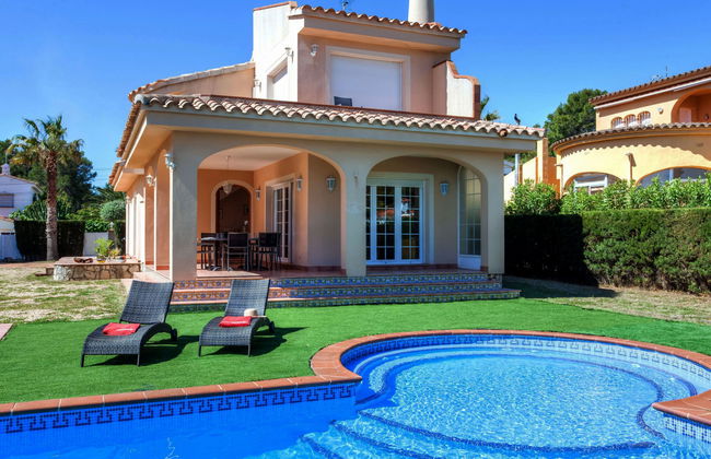 Villa Caleta - Photo 1