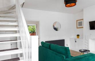 Spacious 2BR Home w Garden 2-Min Walk to Town - Foto 8