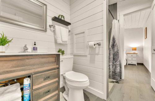 This is IT Cabin with a hot tub fire pit & indoor pool - Foto 19