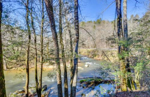 Hot Tub and Fire Pit Riverfront Helen Cabin - Foto 23