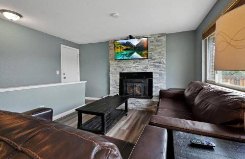 Arvada Retreat + 6 BD + Movie Theater - Photo 17