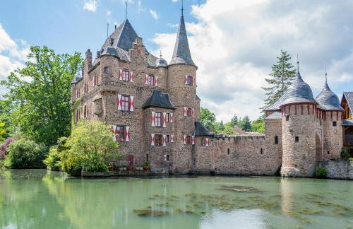 Burg Satzvey - Photo 1