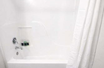 2BR Urban Loft Haven - Rooftop Games & Fitness - Foto 12