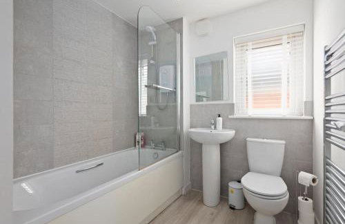 3BDR House By Vista Stays Short Lets & Serviced Accommodation Glasgow Scotland With Driveway Parking and PS4 - Foto 19