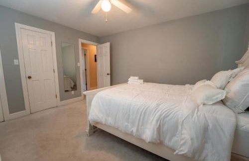 Martinsville Gem - Fireplace, Pets, Near the Park - Foto 25