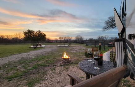 River RV, Romance Glamping Pup Paradise Riverside - Foto 6