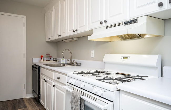 ATL Downtown 2B Condo with Free Parking - Foto 8