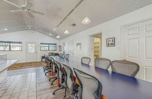 Spacious Lakefront Home with Water Views, WiFi & Private Washer/Dryer - Foto 6