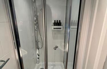 Stylish Home Away From Home! 6 Minutes from Beach! - Foto 8