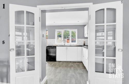 OnSiteStays - 3 bedroom, 2 x space driveway and Wifi - Foto 9