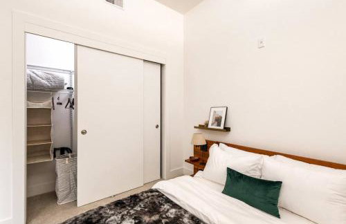 Modern 1BR Apt with Rooftop, Gym, and Parking - Foto 13