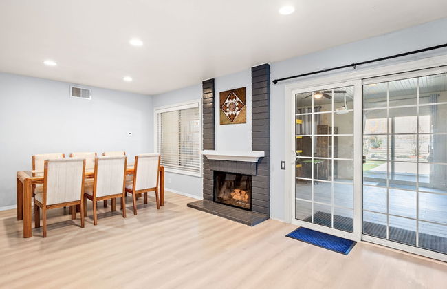 Spacious Family Retreat w Garden Modern Comfort - Photo 34